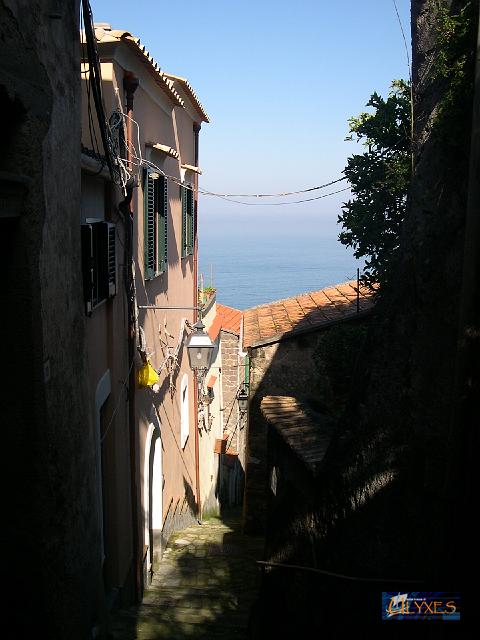 borgo affacciato sul mare.JPG